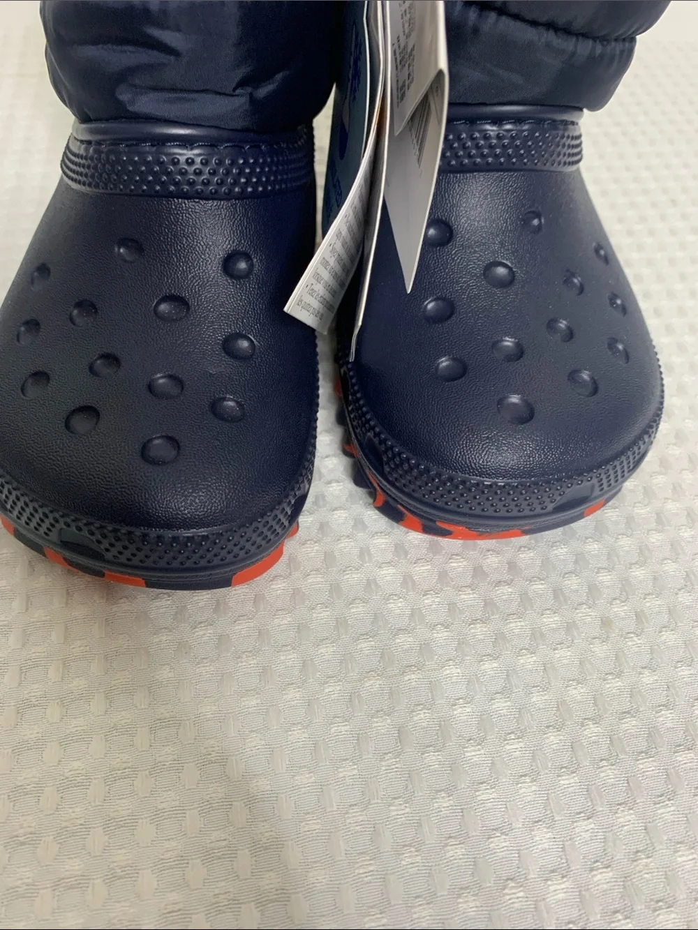 NEW CROCS kicz. Lassis Neo Puff Snow Boot Navh with Red Accent Sole size c8